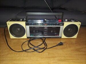 Vintage Aiwa 4 band radio cassette recorder W330